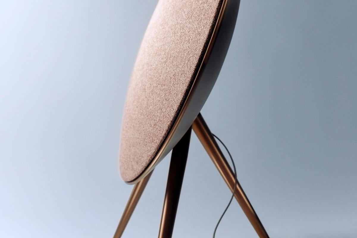 Beosound A9 Sienna Brown с текстильной отделкой Woolscape Mineral Red